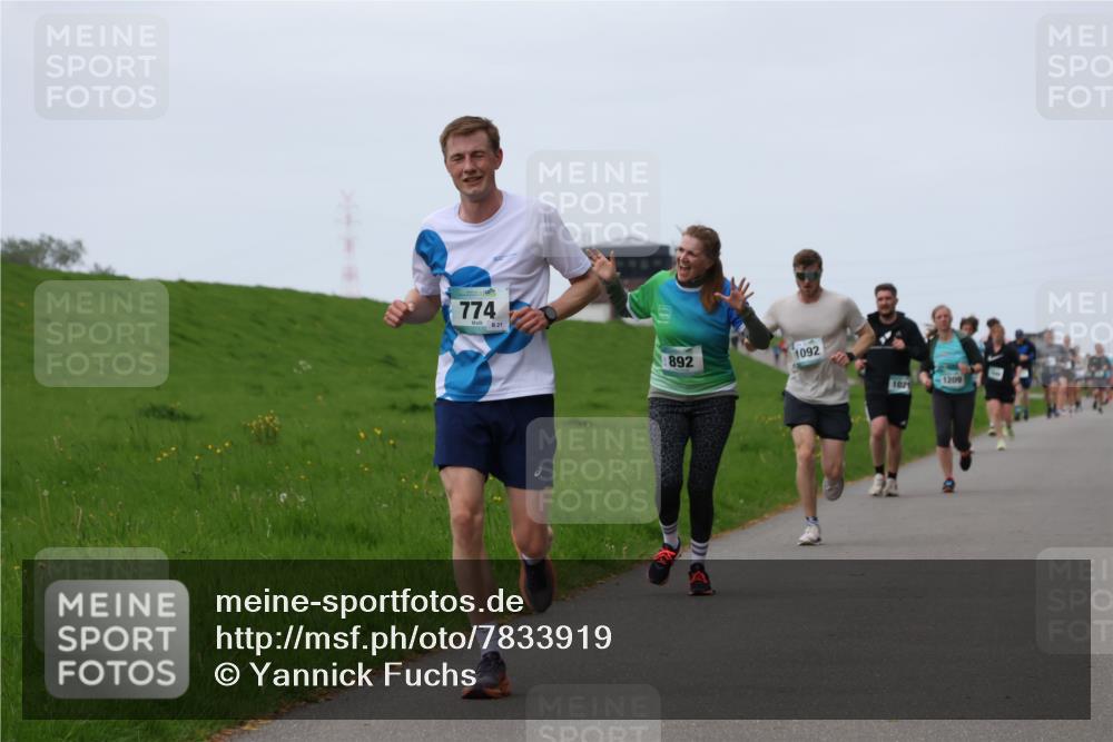 04.05.2025 - 8. Wedeler Halbmarathon Yannick Fuchs http://msf.ph/oto/7833919 04.05.2025 11:22:10 Laufen 774, 21, 892, 1092, 102, 1209 meine-sportfotos.de