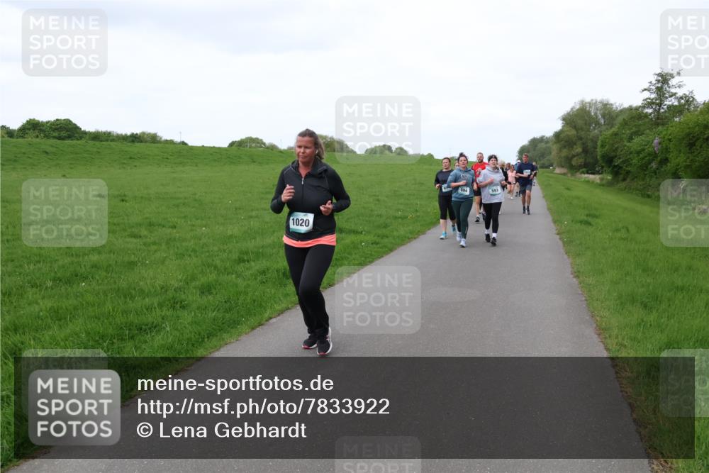 04.05.2025 - 8. Wedeler Halbmarathon Lena Gebhardt http://msf.ph/oto/7833922 04.05.2025 11:23:23 Laufen 1020 meine-sportfotos.de