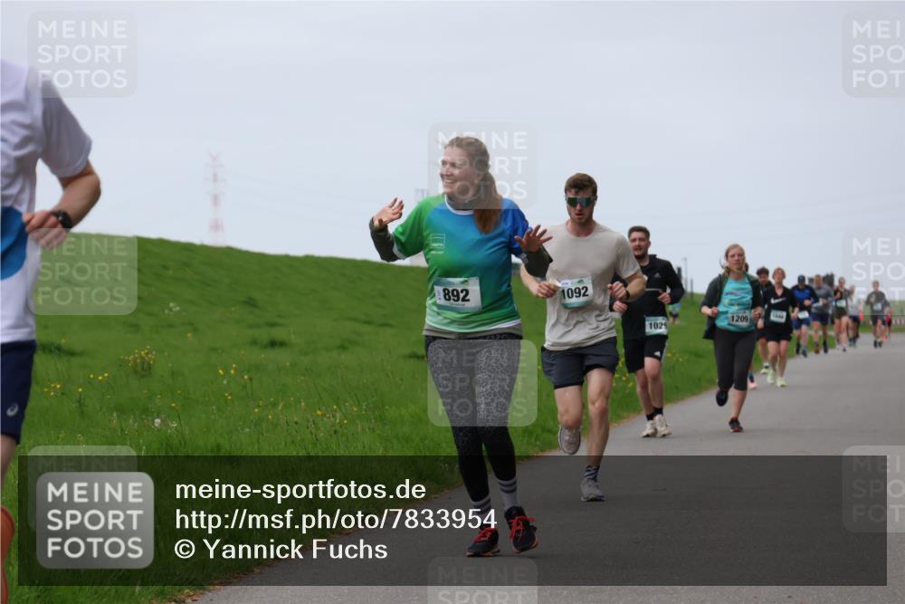 04.05.2025 - 8. Wedeler Halbmarathon Yannick Fuchs http://msf.ph/oto/7833954 04.05.2025 11:22:12 Laufen 892, 1092, 1029, 1209 meine-sportfotos.de
