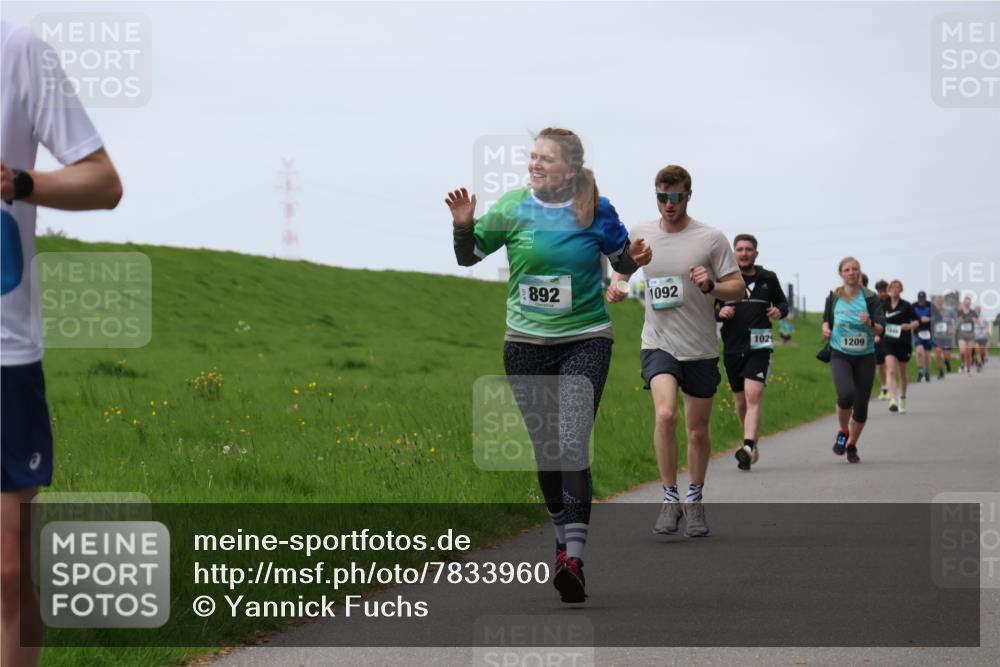 04.05.2025 - 8. Wedeler Halbmarathon Yannick Fuchs http://msf.ph/oto/7833960 04.05.2025 11:22:12 Laufen 892, 1092, 1029, 1209 meine-sportfotos.de