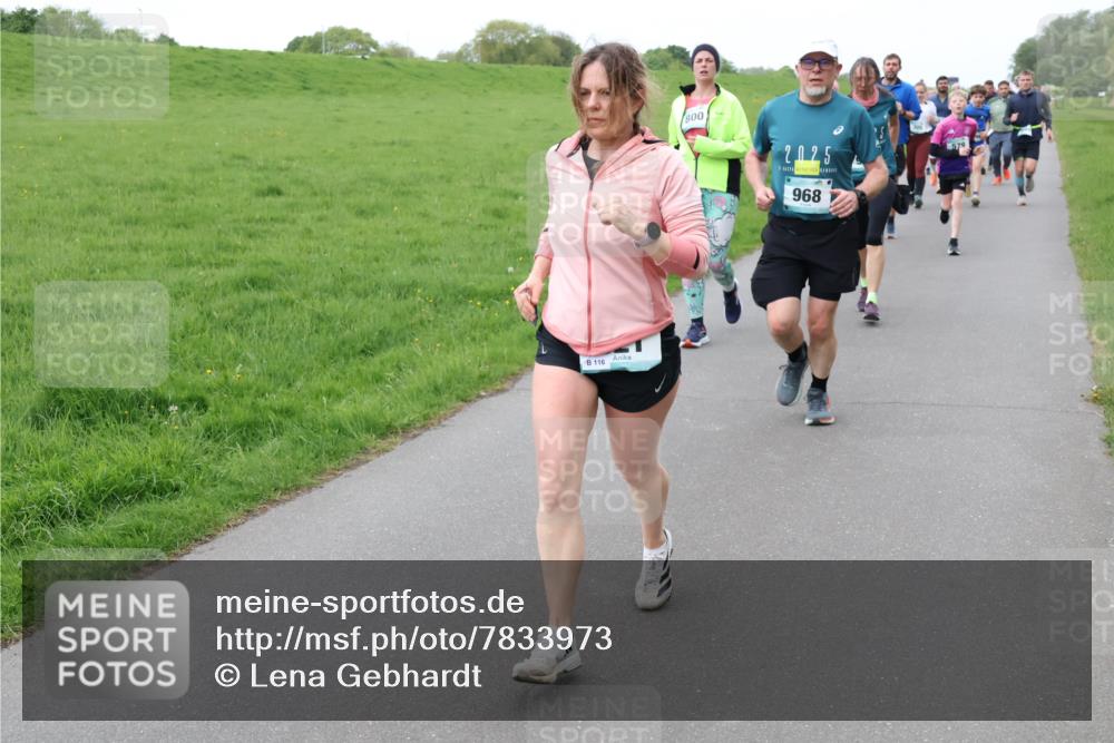 04.05.2025 - 8. Wedeler Halbmarathon Lena Gebhardt http://msf.ph/oto/7833973 04.05.2025 11:23:28 Laufen 116, 800, 2025, 968 meine-sportfotos.de