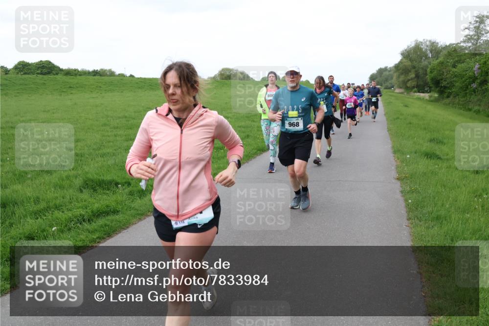 04.05.2025 - 8. Wedeler Halbmarathon Lena Gebhardt http://msf.ph/oto/7833984 04.05.2025 11:23:28 Laufen 116, 800, 2025, 968 meine-sportfotos.de