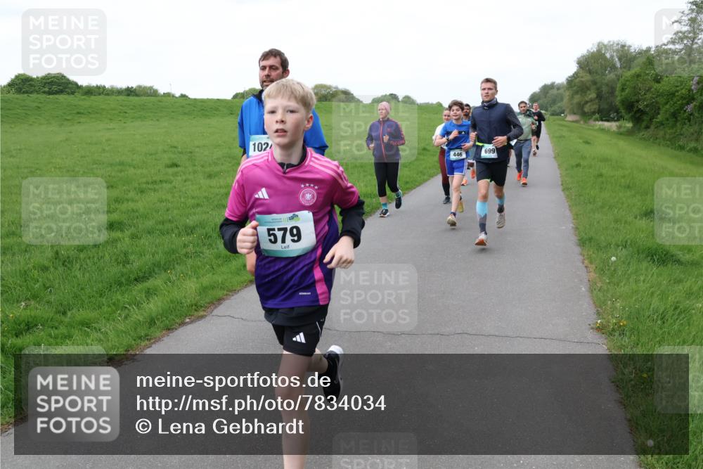 04.05.2025 - 8. Wedeler Halbmarathon Lena Gebhardt http://msf.ph/oto/7834034 04.05.2025 11:23:31 Laufen 102, 446, 579, 699 meine-sportfotos.de