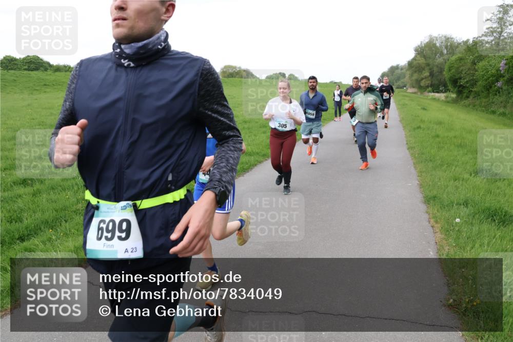 04.05.2025 - 8. Wedeler Halbmarathon Lena Gebhardt http://msf.ph/oto/7834049 04.05.2025 11:23:32 Laufen 699, 23, 305, 1059 meine-sportfotos.de