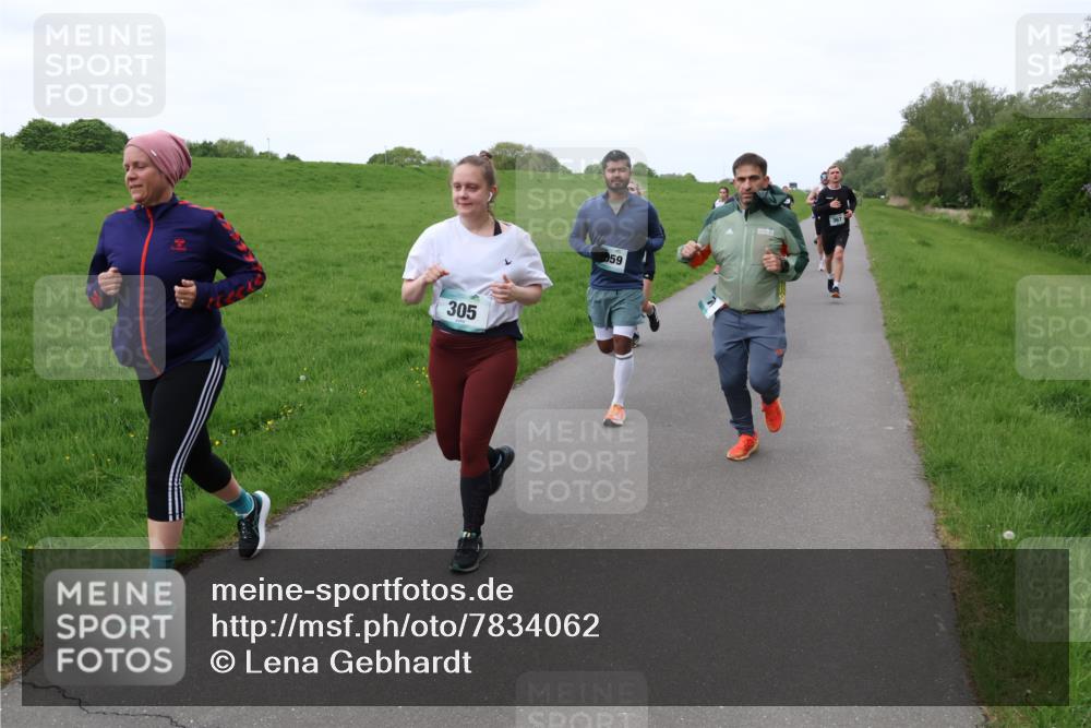 04.05.2025 - 8. Wedeler Halbmarathon Lena Gebhardt http://msf.ph/oto/7834062 04.05.2025 11:23:32 Laufen 305, 59 meine-sportfotos.de