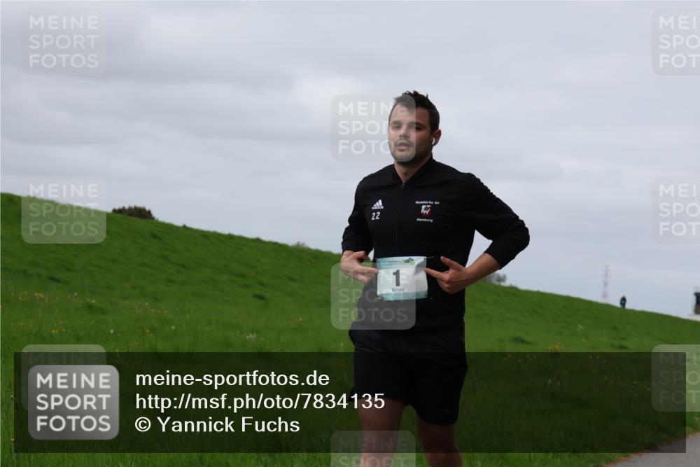 04.05.2025 - 8. Wedeler Halbmarathon Yannick Fuchs http://msf.ph/oto/7834135 04.05.2025 11:43:08 Laufen 22 meine-sportfotos.de