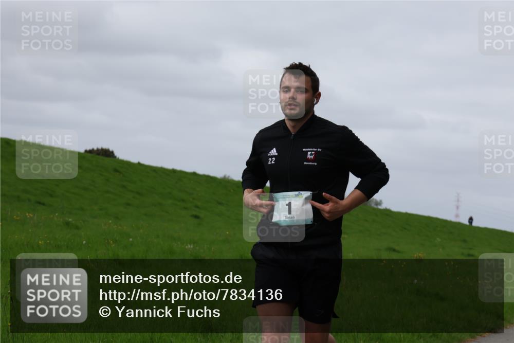 04.05.2025 - 8. Wedeler Halbmarathon Yannick Fuchs http://msf.ph/oto/7834136 04.05.2025 11:43:08 Laufen 22, 1, 2 meine-sportfotos.de