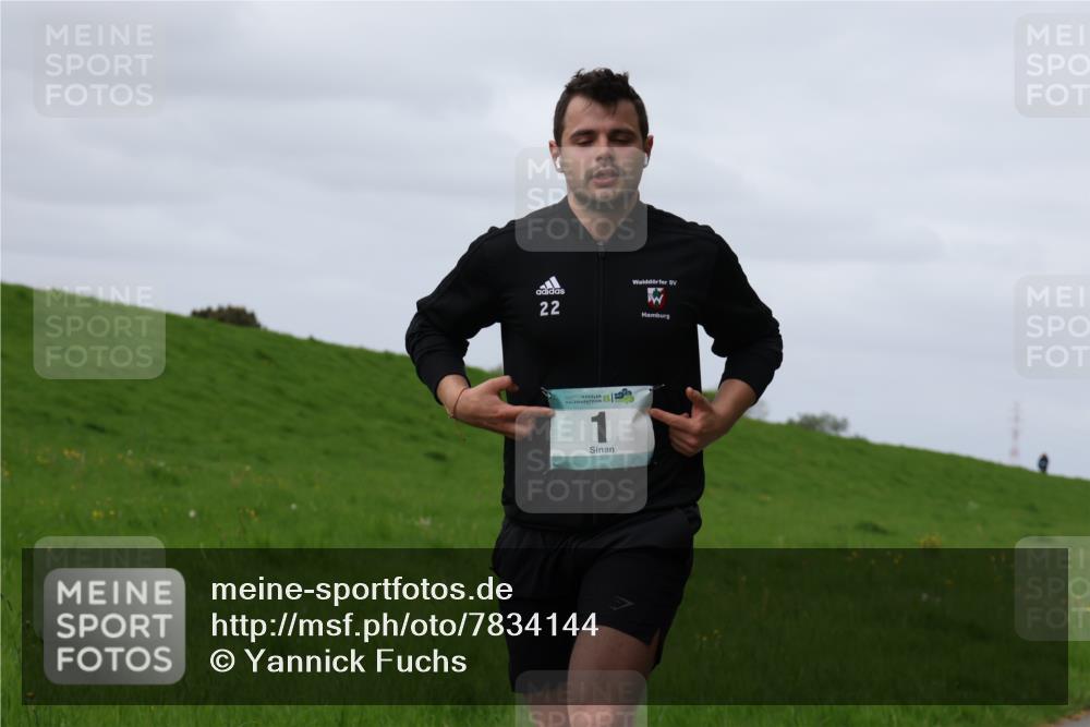 04.05.2025 - 8. Wedeler Halbmarathon Yannick Fuchs http://msf.ph/oto/7834144 04.05.2025 11:43:09 Laufen 22, 1, 6 meine-sportfotos.de