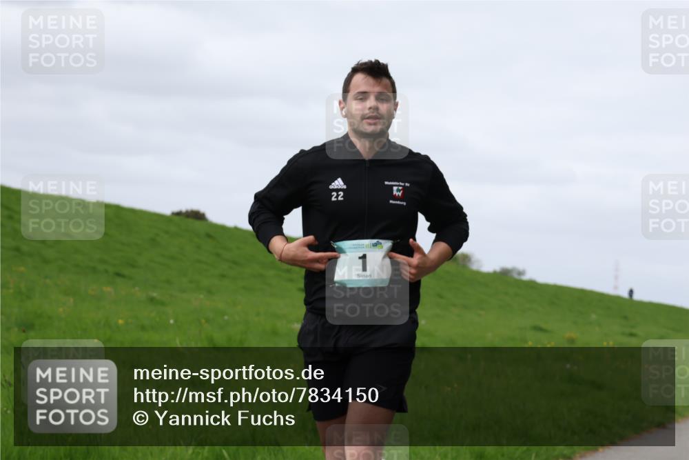 04.05.2025 - 8. Wedeler Halbmarathon Yannick Fuchs http://msf.ph/oto/7834150 04.05.2025 11:43:09 Laufen 22, 1 meine-sportfotos.de
