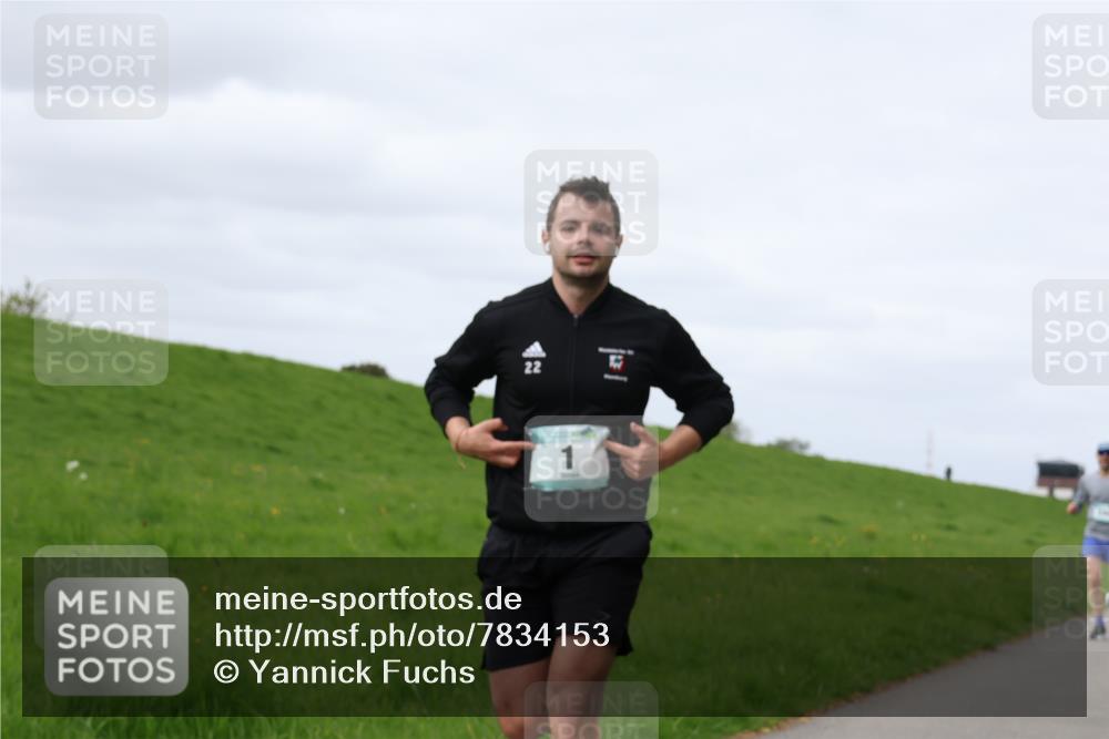 04.05.2025 - 8. Wedeler Halbmarathon Yannick Fuchs http://msf.ph/oto/7834153 04.05.2025 11:43:09 Laufen 22, 1 meine-sportfotos.de