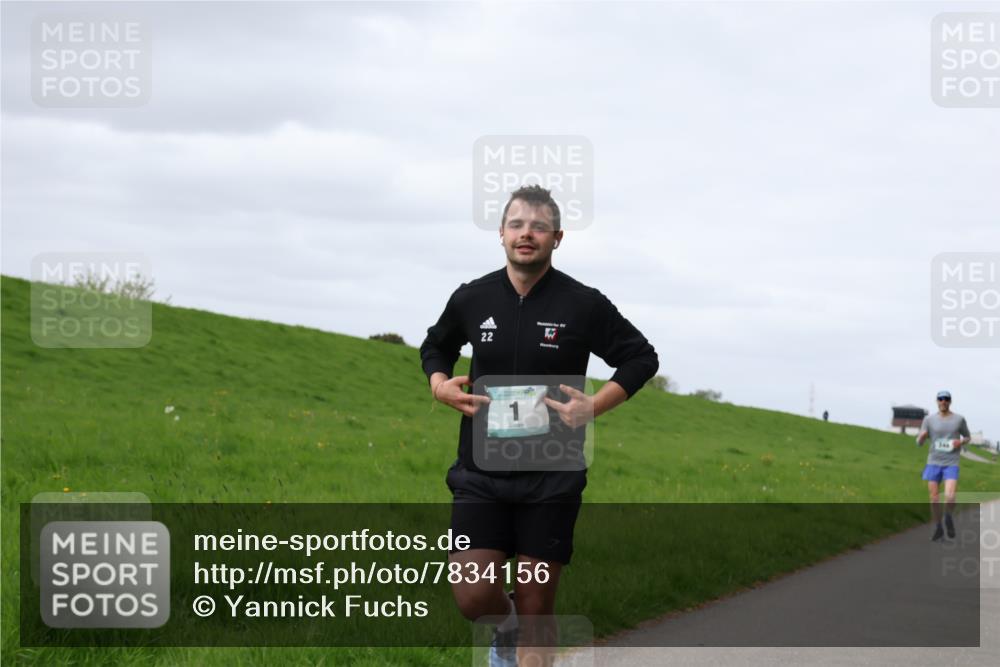 04.05.2025 - 8. Wedeler Halbmarathon Yannick Fuchs http://msf.ph/oto/7834156 04.05.2025 11:43:09 Laufen 22, 1 meine-sportfotos.de