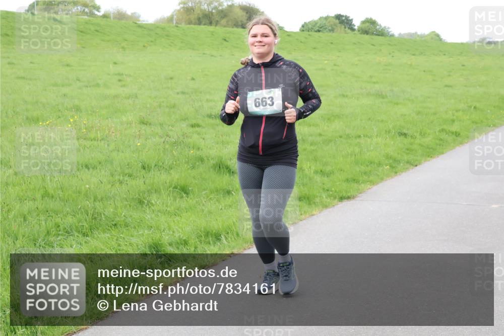 04.05.2025 - 8. Wedeler Halbmarathon Lena Gebhardt http://msf.ph/oto/7834161 04.05.2025 11:23:39 Laufen 663 meine-sportfotos.de