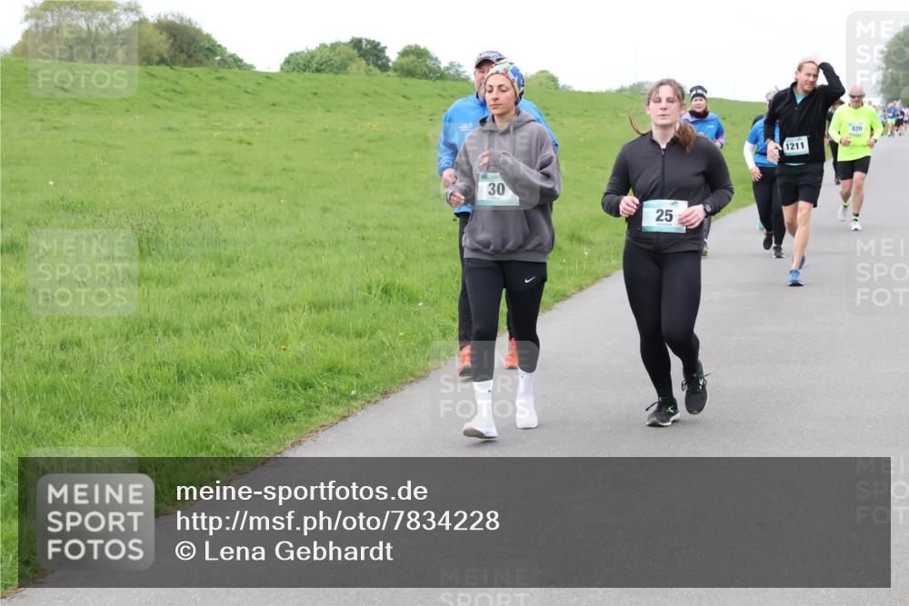 04.05.2025 - 8. Wedeler Halbmarathon Lena Gebhardt http://msf.ph/oto/7834228 04.05.2025 11:23:50 Laufen 30, 25, 1211, 820 meine-sportfotos.de