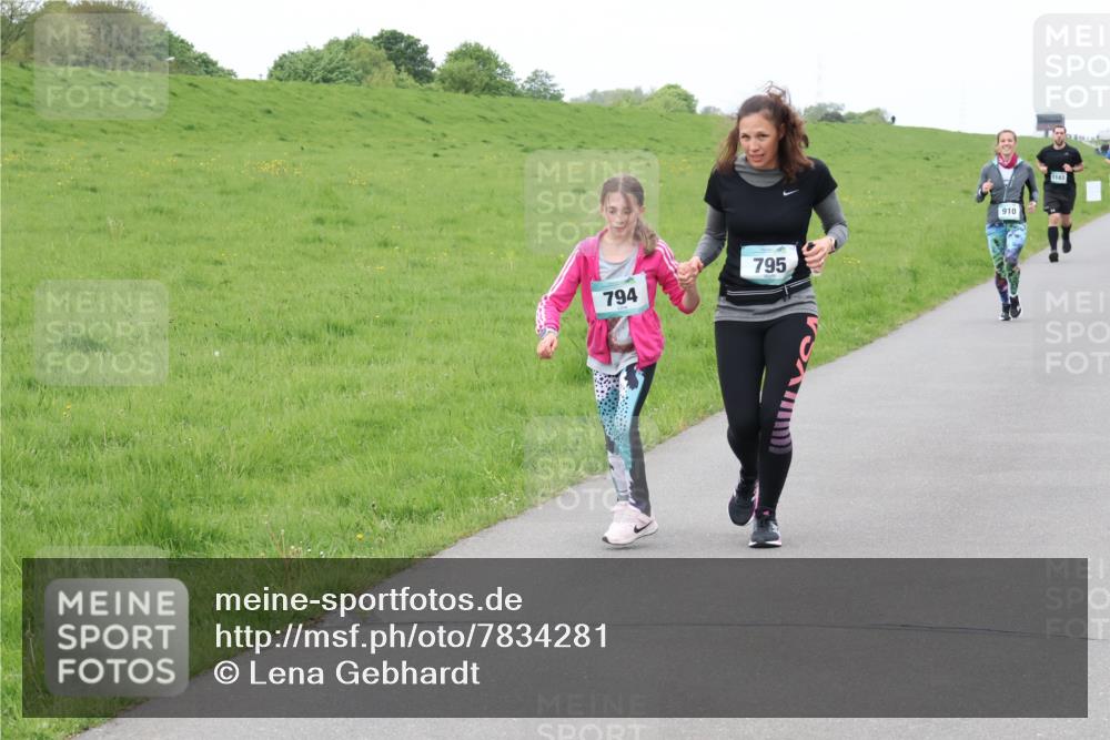 04.05.2025 - 8. Wedeler Halbmarathon Lena Gebhardt http://msf.ph/oto/7834281 04.05.2025 11:24:00 Laufen 794, 795, 910, 1183 meine-sportfotos.de