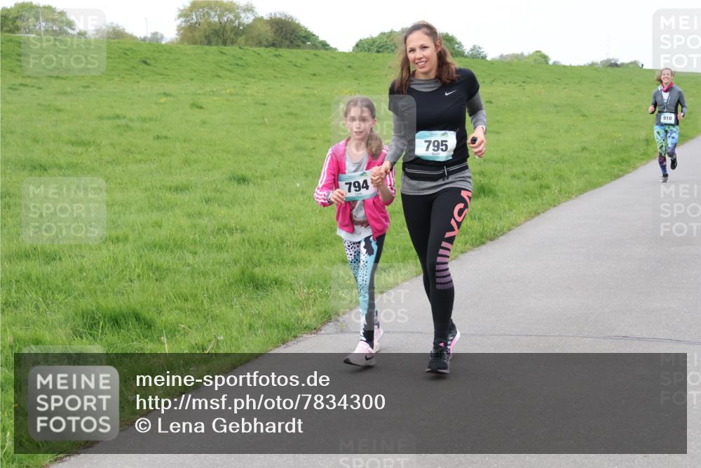 04.05.2025 - 8. Wedeler Halbmarathon Lena Gebhardt http://msf.ph/oto/7834300 04.05.2025 11:24:01 Laufen 794, 795, 910 meine-sportfotos.de