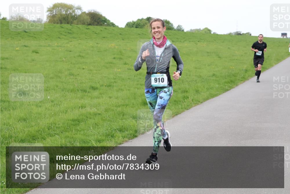 04.05.2025 - 8. Wedeler Halbmarathon Lena Gebhardt http://msf.ph/oto/7834309 04.05.2025 11:24:04 Laufen 910, 1183 meine-sportfotos.de