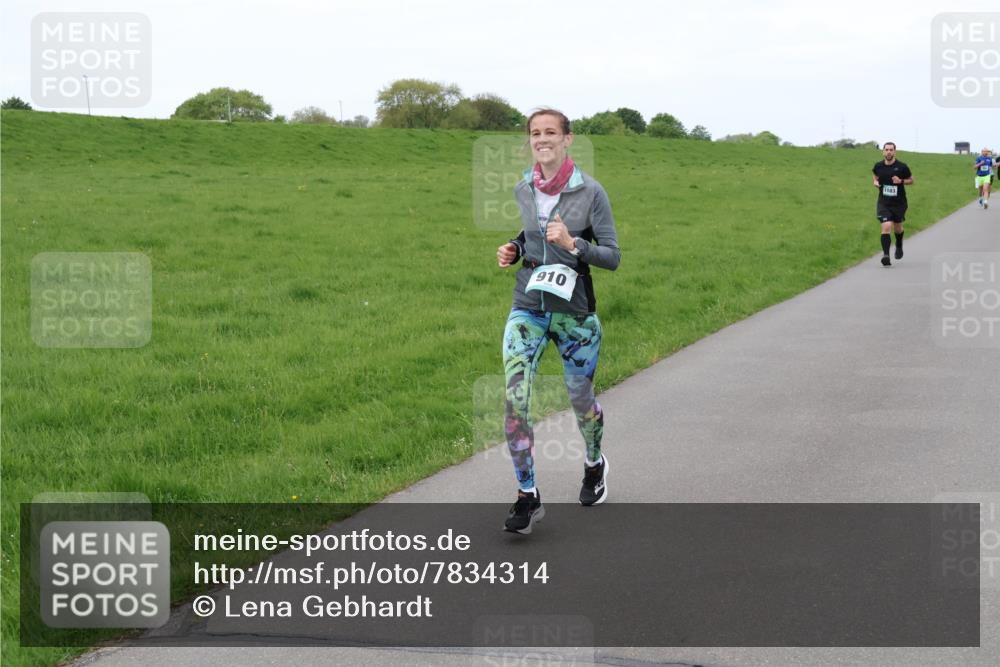 04.05.2025 - 8. Wedeler Halbmarathon Lena Gebhardt http://msf.ph/oto/7834314 04.05.2025 11:24:04 Laufen 910, 1183 meine-sportfotos.de
