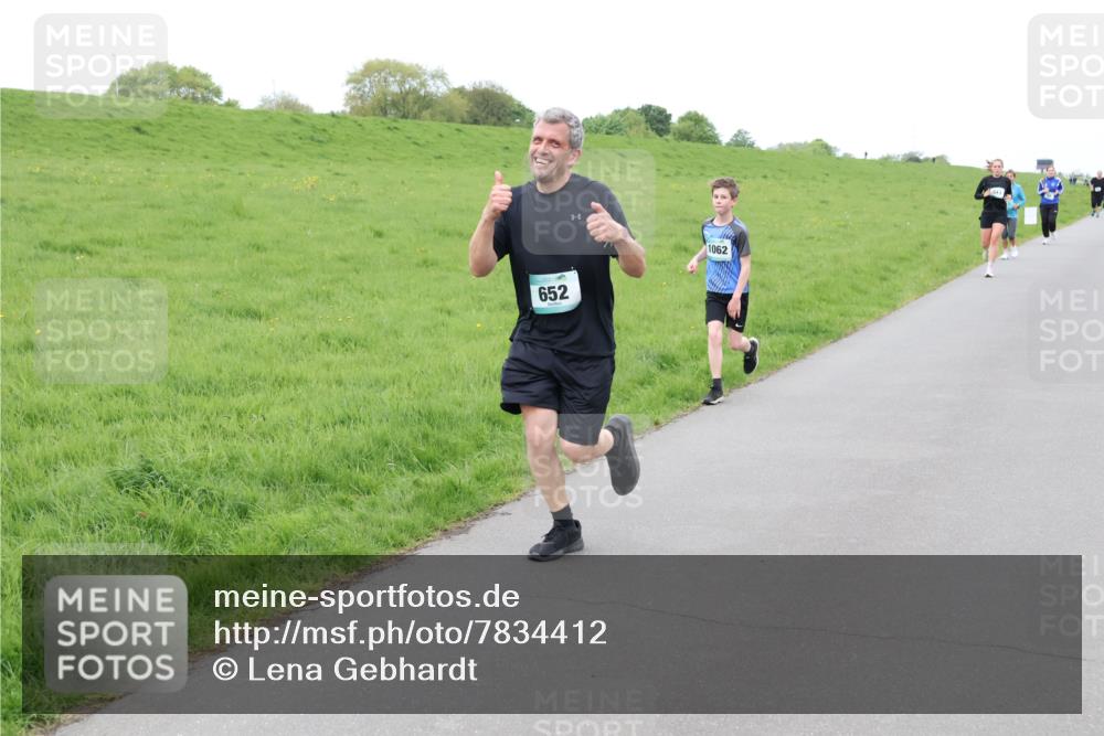 04.05.2025 - 8. Wedeler Halbmarathon Lena Gebhardt http://msf.ph/oto/7834412 04.05.2025 11:24:19 Laufen 652, 1062 meine-sportfotos.de