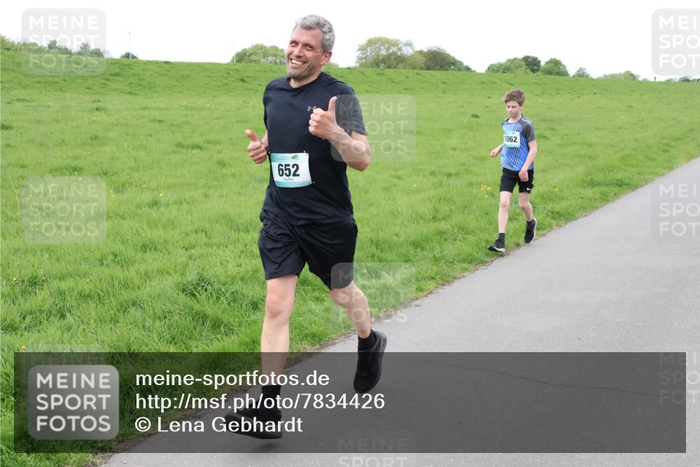 04.05.2025 - 8. Wedeler Halbmarathon Lena Gebhardt http://msf.ph/oto/7834426 04.05.2025 11:24:19 Laufen 652, 1062 meine-sportfotos.de
