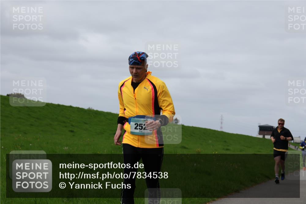 04.05.2025 - 8. Wedeler Halbmarathon Yannick Fuchs http://msf.ph/oto/7834538 04.05.2025 11:43:30 Laufen 252 meine-sportfotos.de