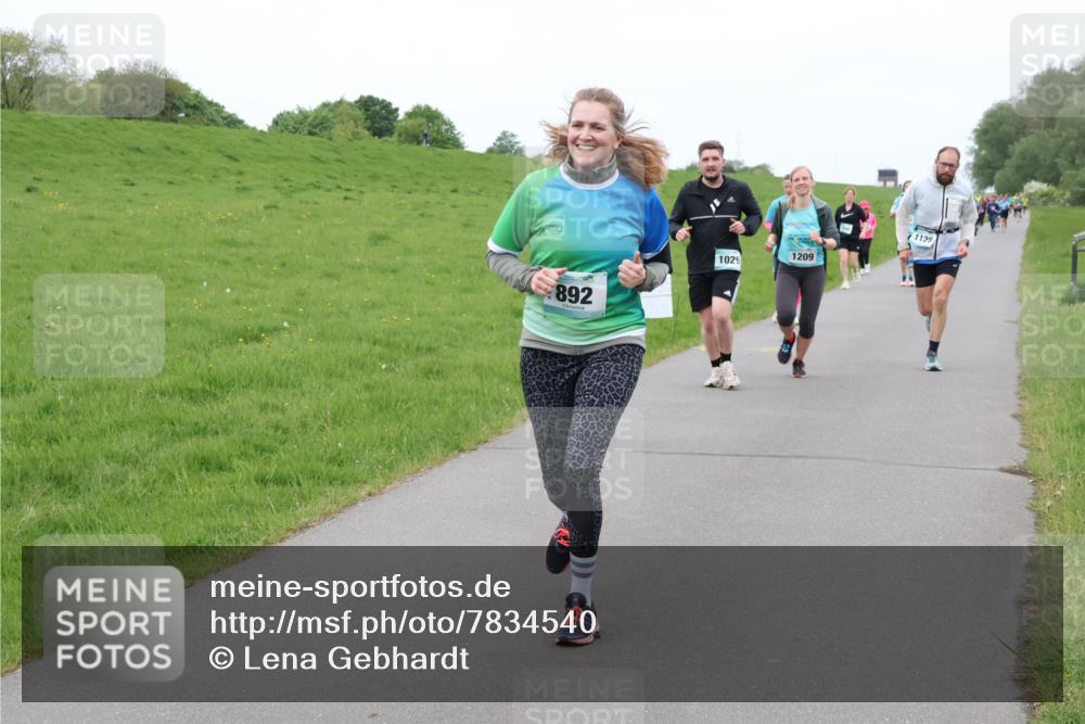 04.05.2025 - 8. Wedeler Halbmarathon Lena Gebhardt http://msf.ph/oto/7834540 04.05.2025 11:24:39 Laufen 892, 1029, 1209, 1129 meine-sportfotos.de