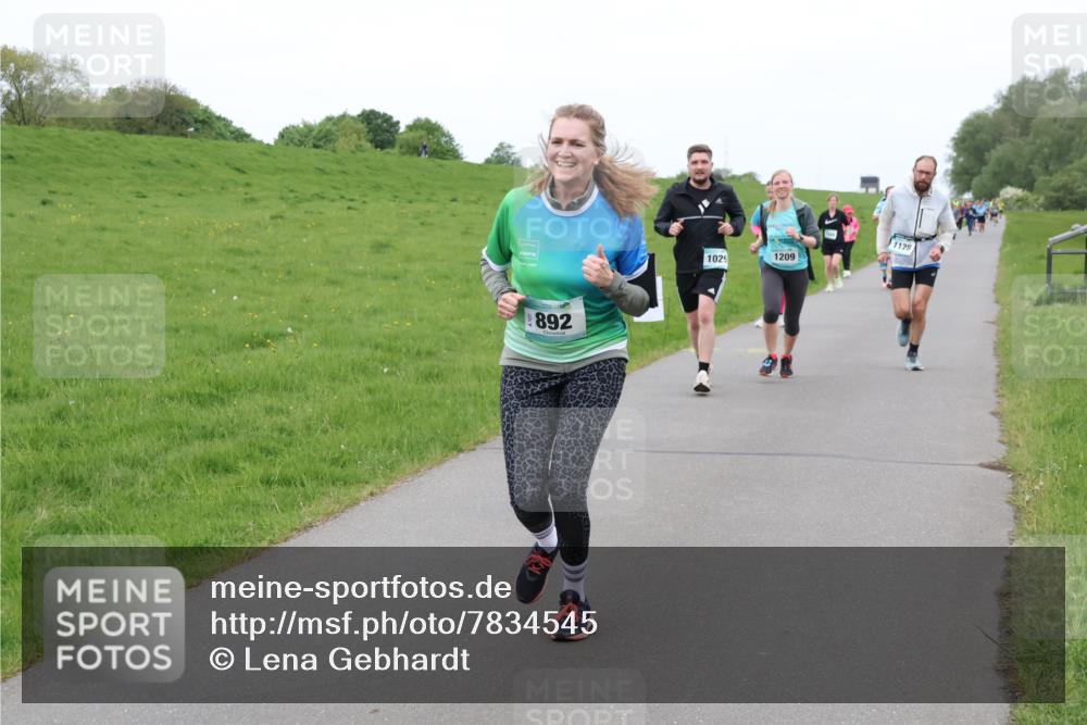 04.05.2025 - 8. Wedeler Halbmarathon Lena Gebhardt http://msf.ph/oto/7834545 04.05.2025 11:24:39 Laufen 892, 1029, 1209, 1128 meine-sportfotos.de
