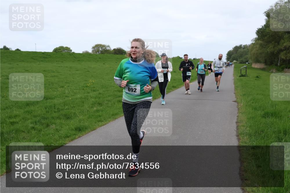 04.05.2025 - 8. Wedeler Halbmarathon Lena Gebhardt http://msf.ph/oto/7834556 04.05.2025 11:24:40 Laufen 892, 1025, 112 meine-sportfotos.de