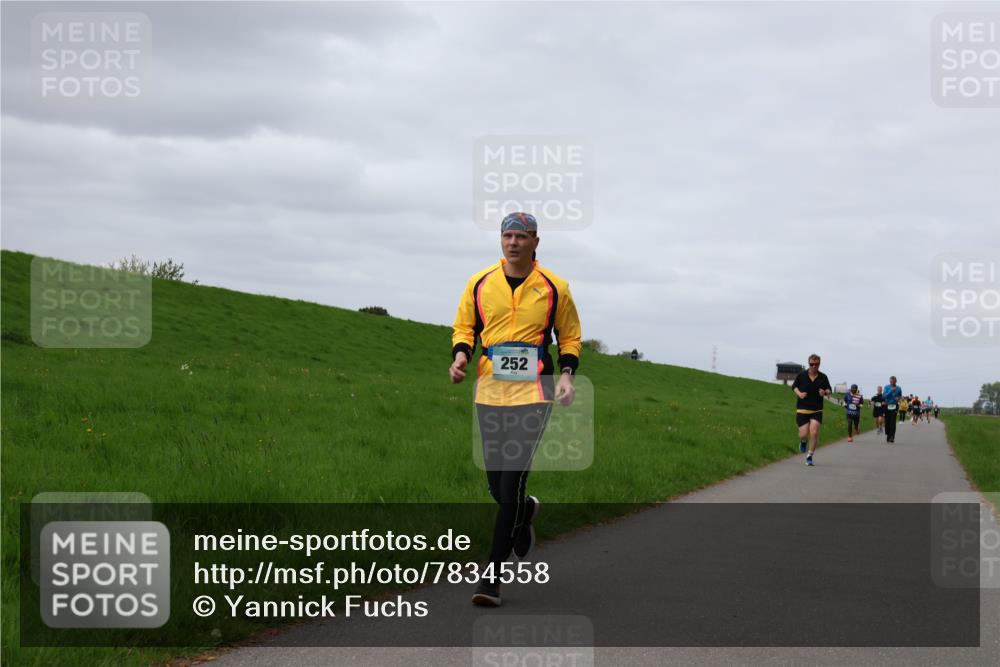 04.05.2025 - 8. Wedeler Halbmarathon Yannick Fuchs http://msf.ph/oto/7834558 04.05.2025 11:43:30 Laufen 252 meine-sportfotos.de