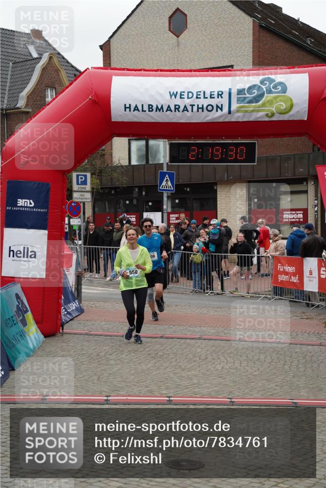 04.05.2025 - 8. Wedeler Halbmarathon Felixshl http://msf.ph/oto/7834761 04.05.2025 12:19:28 Ziel 550, 608, 609 meine-sportfotos.de