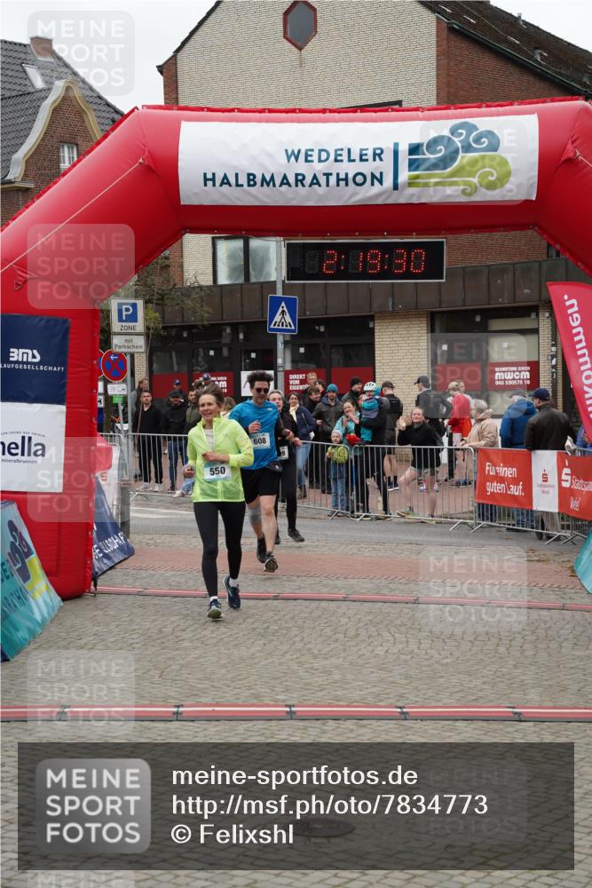 04.05.2025 - 8. Wedeler Halbmarathon Felixshl http://msf.ph/oto/7834773 04.05.2025 12:19:28 Ziel 550, 608, 609 meine-sportfotos.de