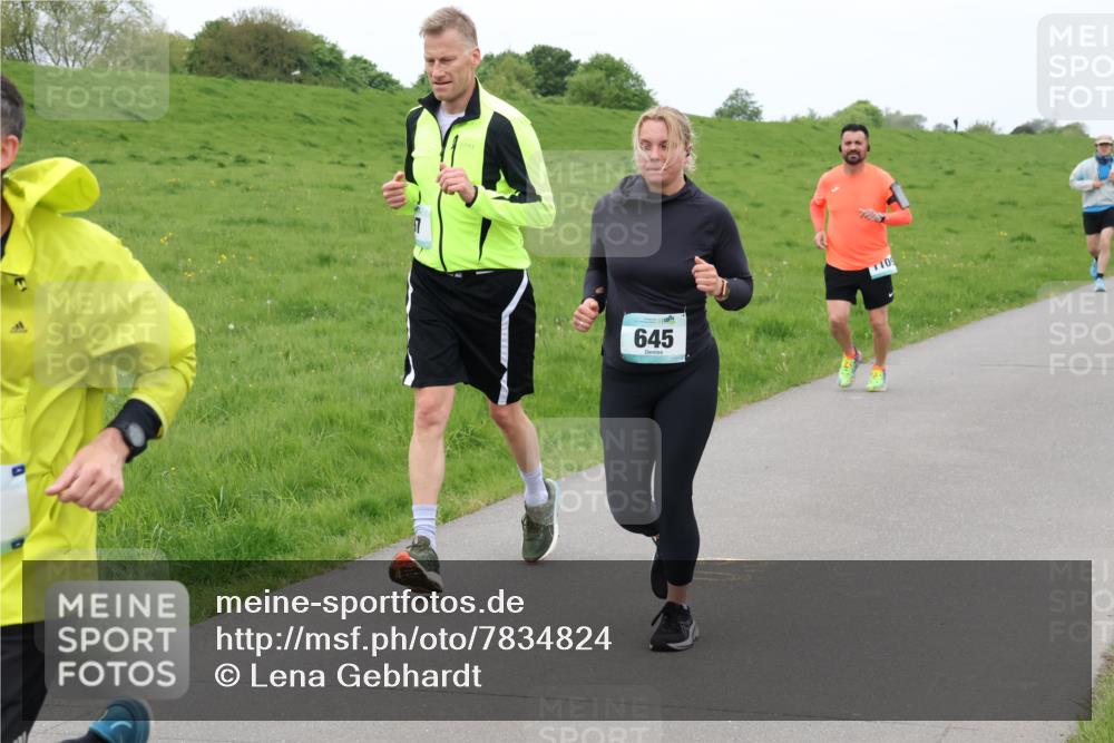 04.05.2025 - 8. Wedeler Halbmarathon Lena Gebhardt http://msf.ph/oto/7834824 04.05.2025 11:25:26 Laufen 80, 645, 1109 meine-sportfotos.de