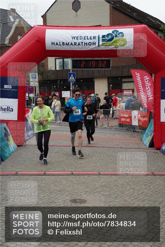 04.05.2025 - 8. Wedeler Halbmarathon Felixshl http://msf.ph/oto/7834834 04.05.2025 12:19:29 Ziel 550, 608, 609 meine-sportfotos.de