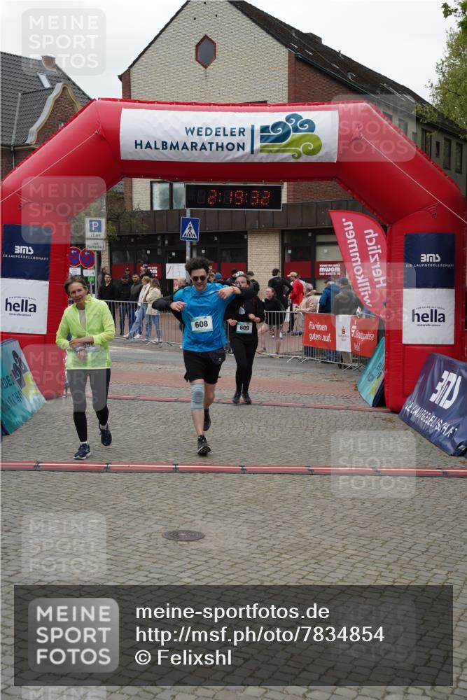 04.05.2025 - 8. Wedeler Halbmarathon Felixshl http://msf.ph/oto/7834854 04.05.2025 12:19:30 Ziel 550, 608, 609 meine-sportfotos.de