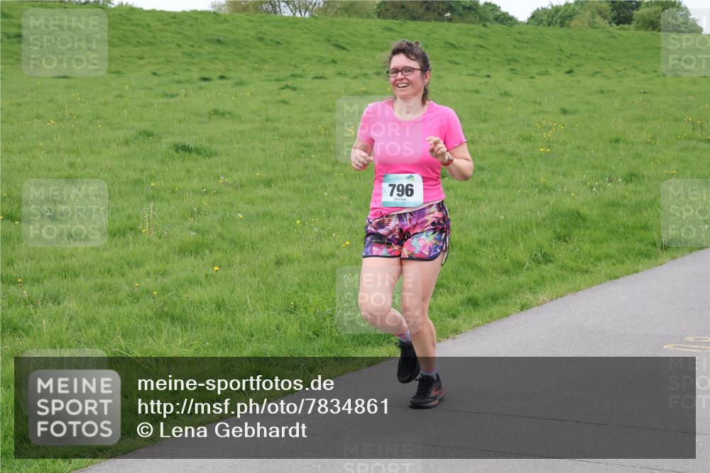 04.05.2025 - 8. Wedeler Halbmarathon Lena Gebhardt http://msf.ph/oto/7834861 04.05.2025 11:25:39 Laufen 796 meine-sportfotos.de
