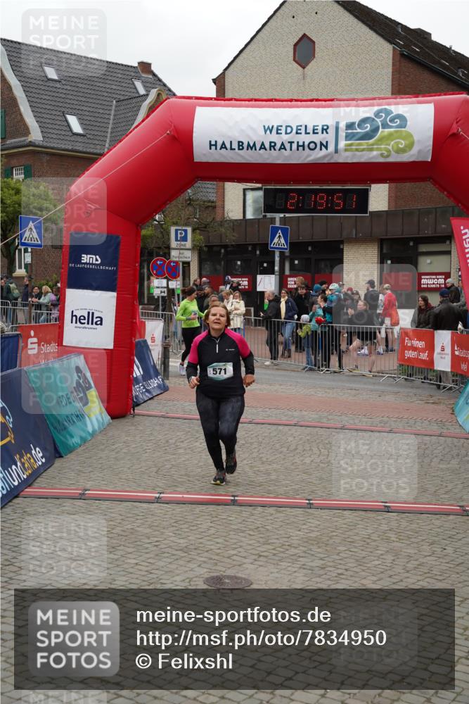 04.05.2025 - 8. Wedeler Halbmarathon Felixshl http://msf.ph/oto/7834950 04.05.2025 12:19:49 Ziel 571, 686, 688 meine-sportfotos.de