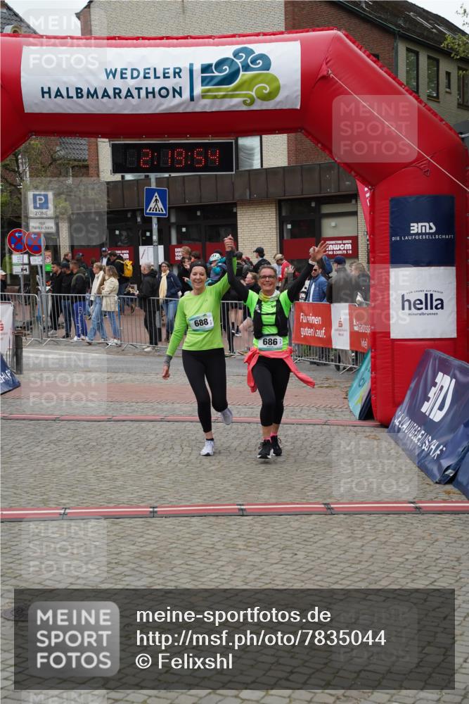 04.05.2025 - 8. Wedeler Halbmarathon Felixshl http://msf.ph/oto/7835044 04.05.2025 12:19:52 Ziel 571, 686, 688 meine-sportfotos.de