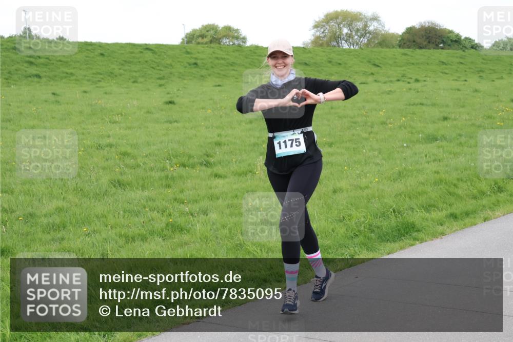 04.05.2025 - 8. Wedeler Halbmarathon Lena Gebhardt http://msf.ph/oto/7835095 04.05.2025 11:26:15 Laufen 1175 meine-sportfotos.de