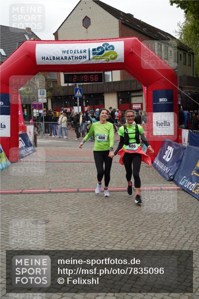 04.05.2025 - 8. Wedeler Halbmarathon Felixshl http://msf.ph/oto/7835096 04.05.2025 12:19:53 Ziel 571, 686, 688 meine-sportfotos.de