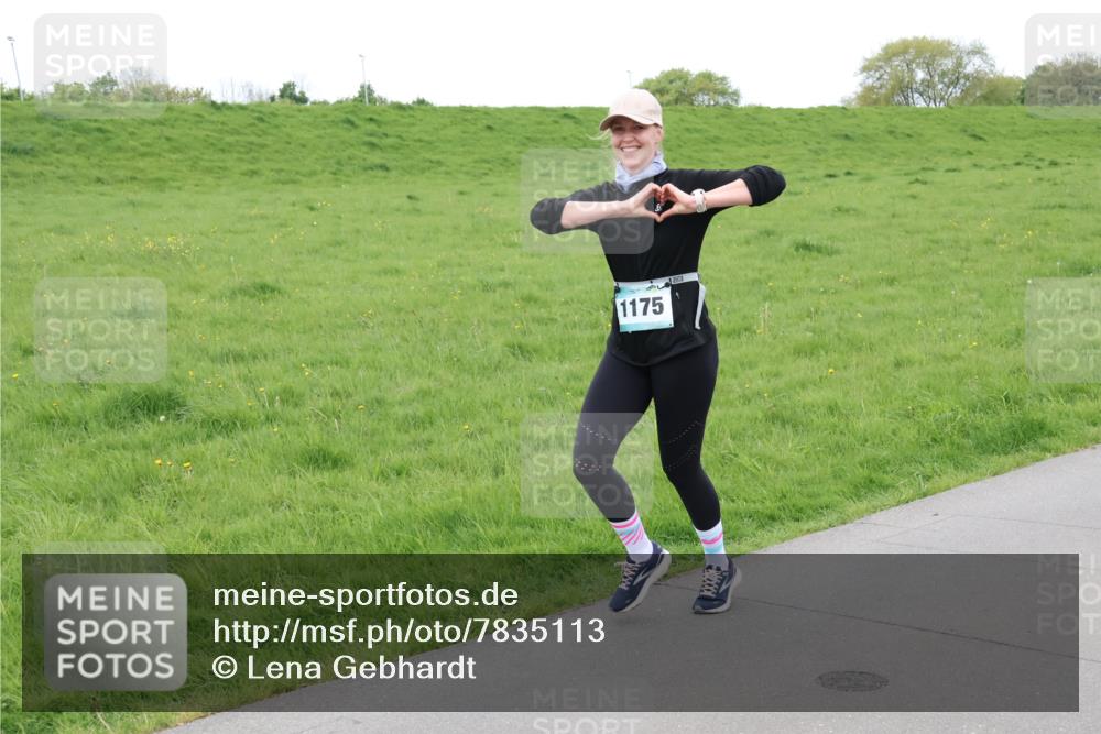 04.05.2025 - 8. Wedeler Halbmarathon Lena Gebhardt http://msf.ph/oto/7835113 04.05.2025 11:26:16 Laufen 1175 meine-sportfotos.de