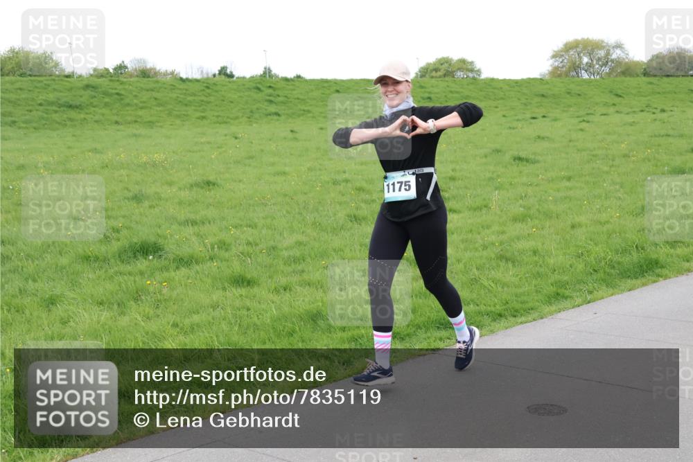 04.05.2025 - 8. Wedeler Halbmarathon Lena Gebhardt http://msf.ph/oto/7835119 04.05.2025 11:26:16 Laufen 1175 meine-sportfotos.de