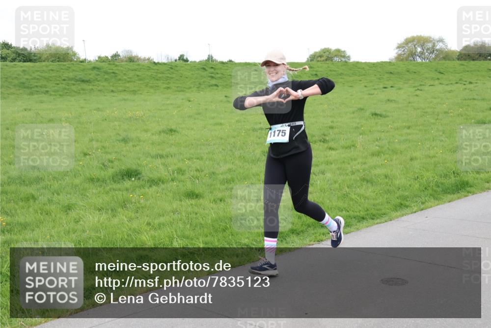 04.05.2025 - 8. Wedeler Halbmarathon Lena Gebhardt http://msf.ph/oto/7835123 04.05.2025 11:26:16 Laufen 1175 meine-sportfotos.de