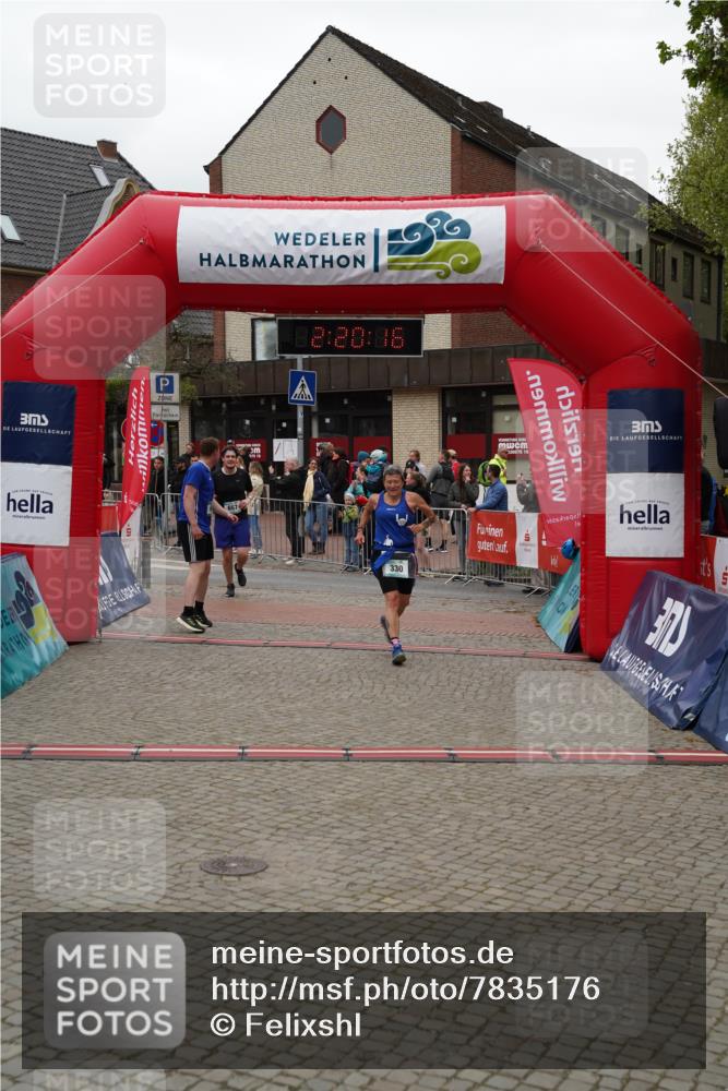 04.05.2025 - 8. Wedeler Halbmarathon Felixshl http://msf.ph/oto/7835176 04.05.2025 12:20:14 Ziel 330, 657, 658 meine-sportfotos.de