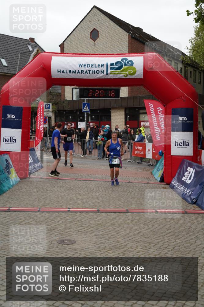 04.05.2025 - 8. Wedeler Halbmarathon Felixshl http://msf.ph/oto/7835188 04.05.2025 12:20:14 Ziel 330, 657, 658 meine-sportfotos.de