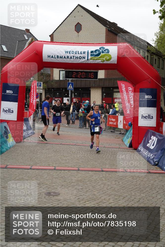 04.05.2025 - 8. Wedeler Halbmarathon Felixshl http://msf.ph/oto/7835198 04.05.2025 12:20:14 Ziel 330, 657, 658 meine-sportfotos.de