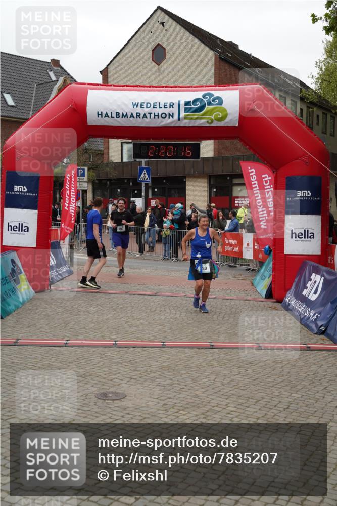 04.05.2025 - 8. Wedeler Halbmarathon Felixshl http://msf.ph/oto/7835207 04.05.2025 12:20:14 Ziel 330, 657, 658 meine-sportfotos.de