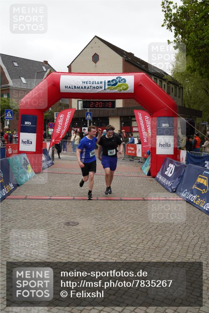 04.05.2025 - 8. Wedeler Halbmarathon Felixshl http://msf.ph/oto/7835267 04.05.2025 12:20:17 Ziel 330, 657, 658, 677 meine-sportfotos.de