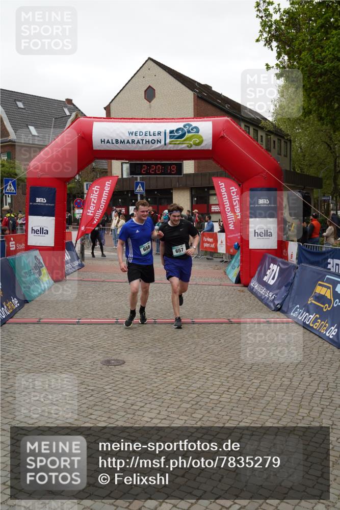 04.05.2025 - 8. Wedeler Halbmarathon Felixshl http://msf.ph/oto/7835279 04.05.2025 12:20:17 Ziel 330, 657, 658, 677 meine-sportfotos.de