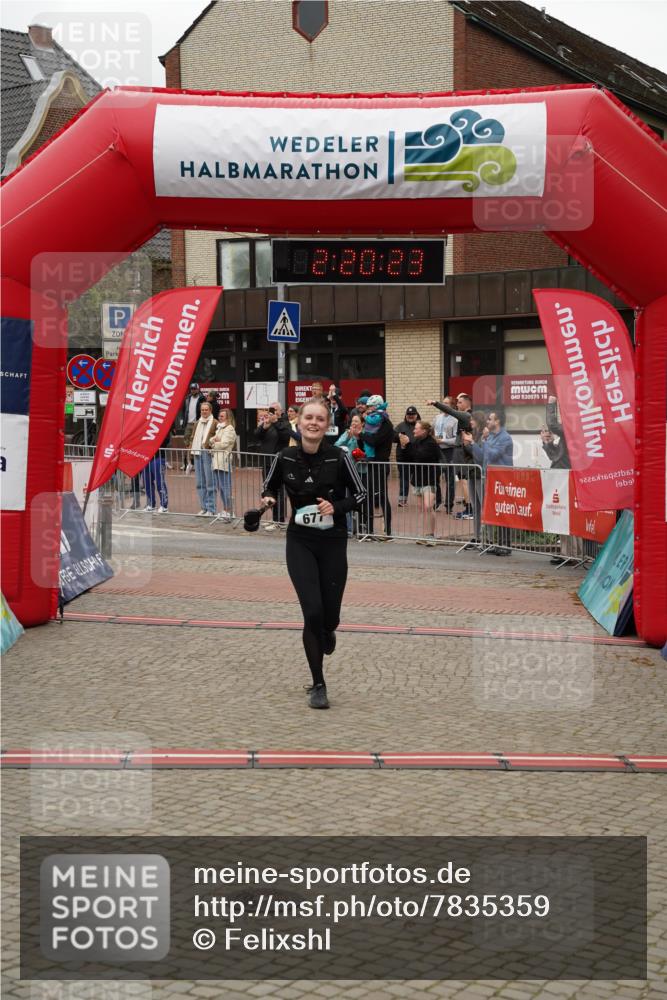04.05.2025 - 8. Wedeler Halbmarathon Felixshl http://msf.ph/oto/7835359 04.05.2025 12:20:21 Ziel 657, 677 meine-sportfotos.de