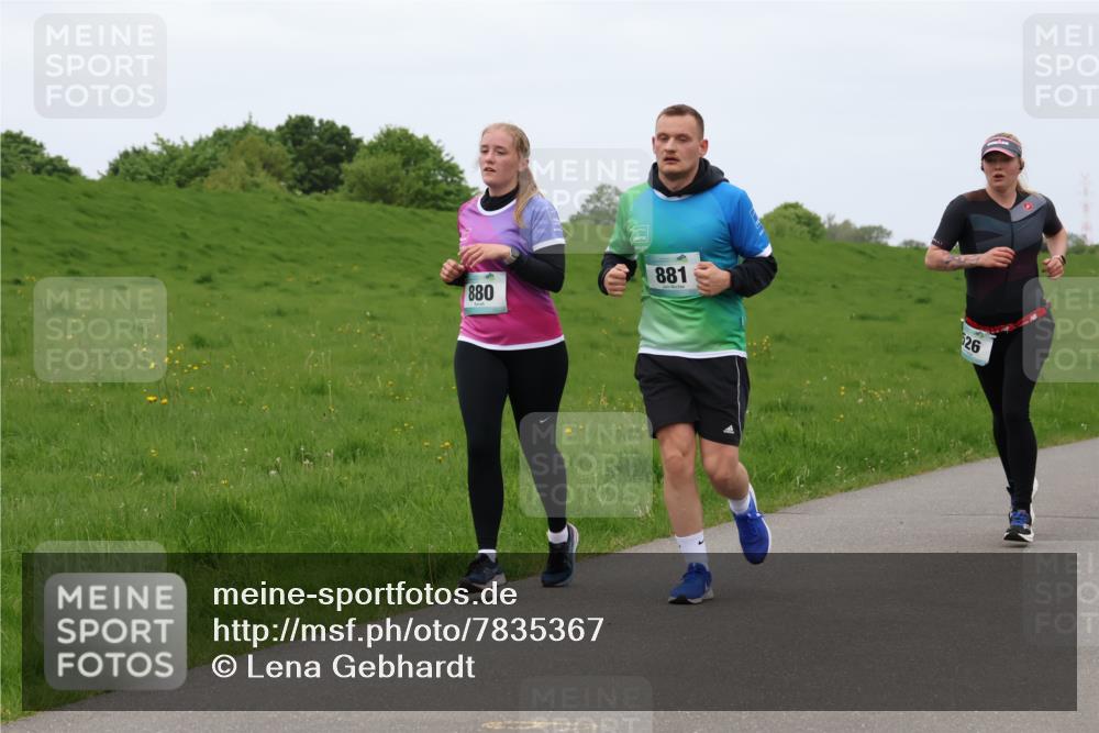 04.05.2025 - 8. Wedeler Halbmarathon Lena Gebhardt http://msf.ph/oto/7835367 04.05.2025 11:27:25 Laufen 880, 881, 26 meine-sportfotos.de