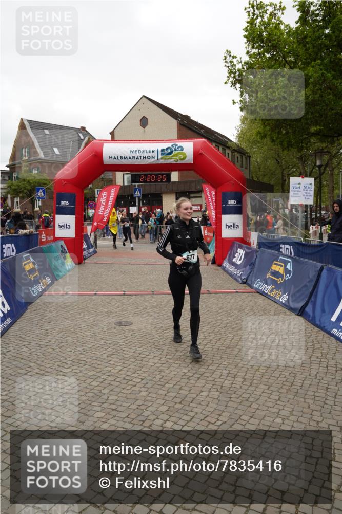 04.05.2025 - 8. Wedeler Halbmarathon Felixshl http://msf.ph/oto/7835416 04.05.2025 12:20:23 Ziel 677, 780, 781 meine-sportfotos.de